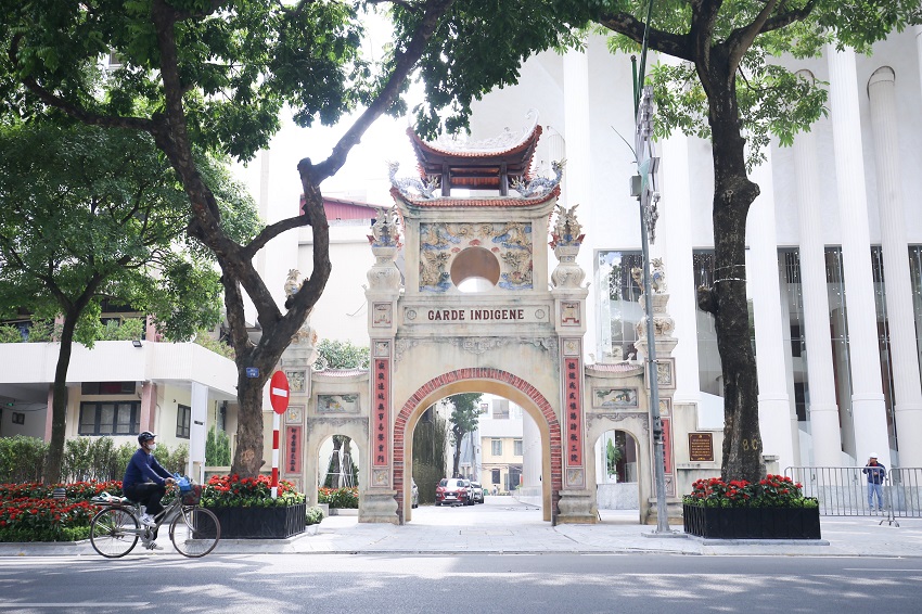 The gate is located next to the newly built Ho Guom Theater. Photos: Ngoc Tu